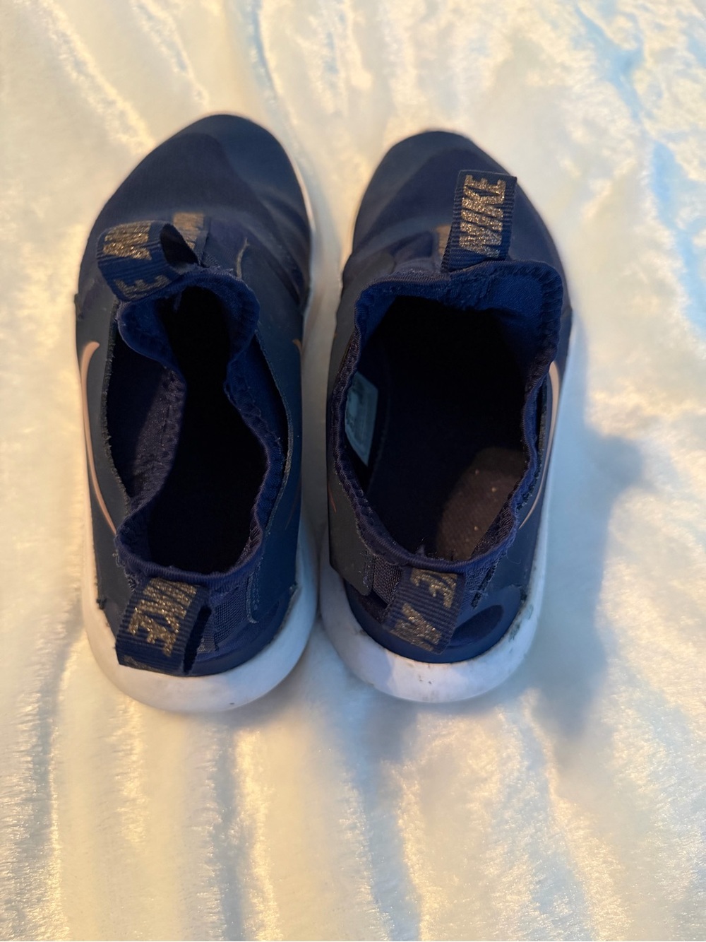 Nike Slip-On Sneakers in Navy with Rose Gold Swoosh - Picture 4 of 11